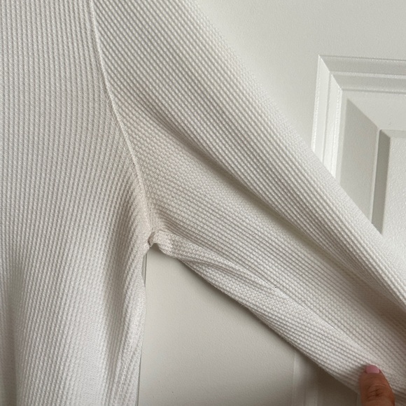 GAP -Bundle: White, Olive, and Gray Long Sleeve Tops - Picture 11 of 16